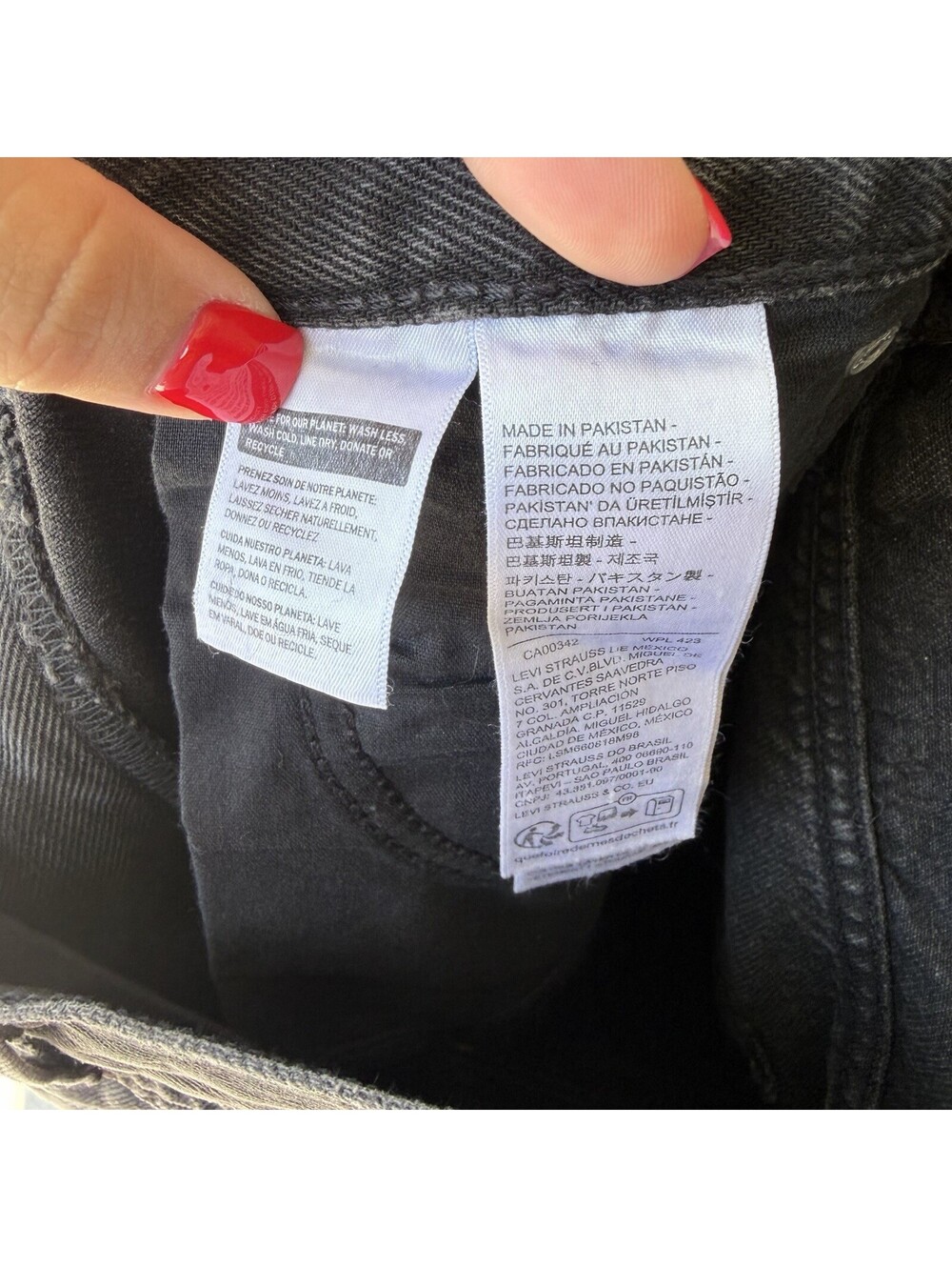 Levi’s Premium Women’s 80s Mom Jeans Black Charcoal Wash High Rise 5-Pocket - Picture 6 of 9